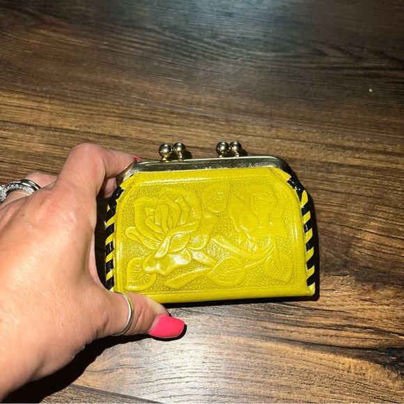 Sustainable leather embossed change purse - Picture 8 of 13